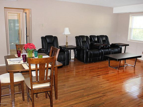 3rd image of 165 Cromwell Ave APT 1B