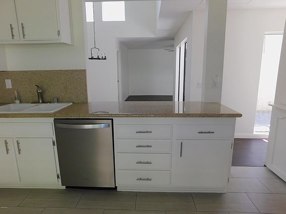 4th image of 618 N Harwood Ln