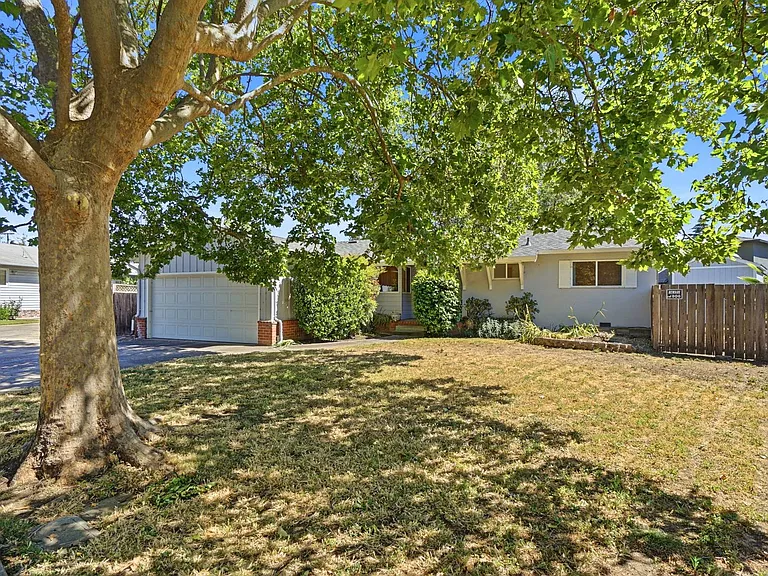 1835 Sandalwood Dr — Photo 34