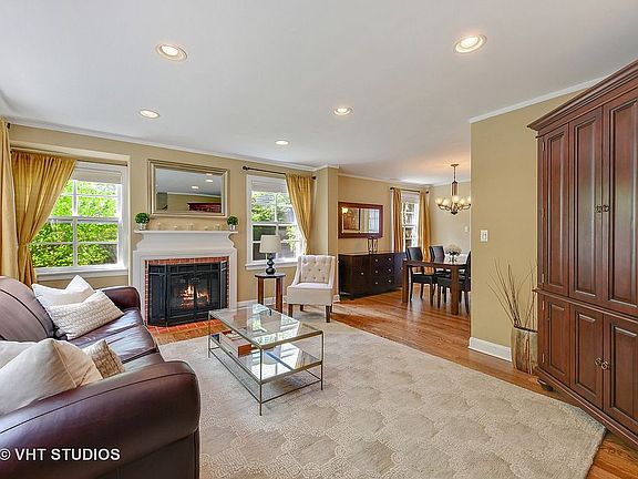 3rd image of 1036 Blackthorn Ln