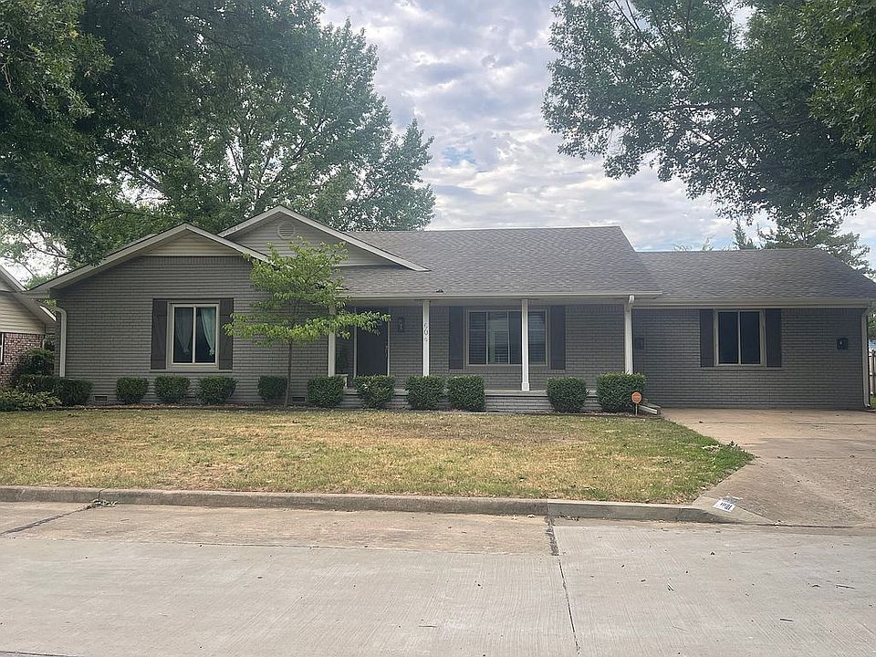 1st image of 604 Bay Oaks Pl