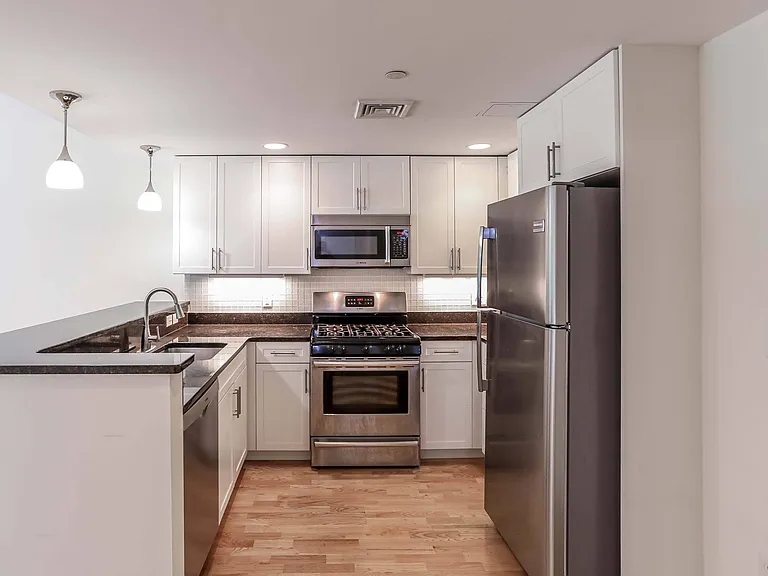 7 Cameron Apartments — Photo 29
