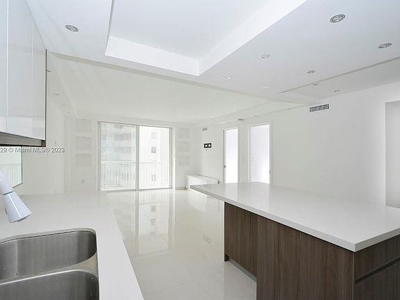 4th image of 401 Ocean Dr APT 608