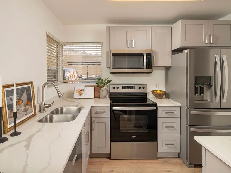 1880 E Morten Ave #111 — Photo 2