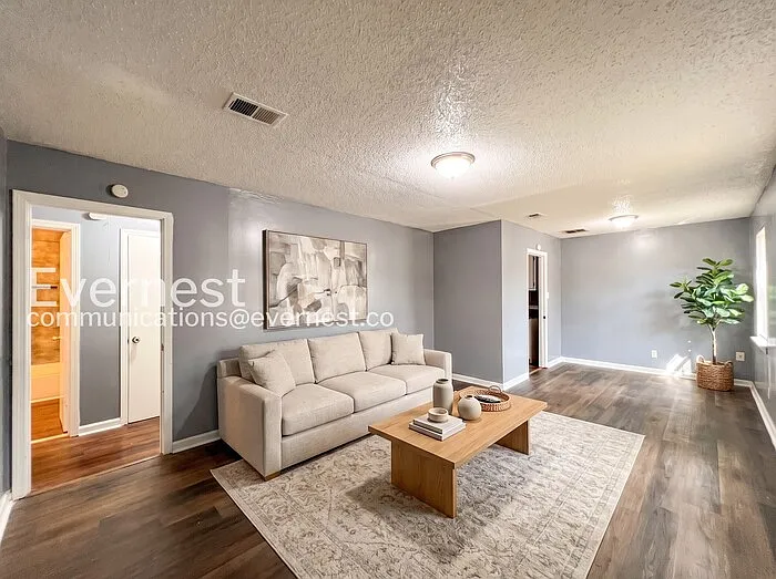5 bed, 2.0 bath, 1867 sqft, $1,880 — Photo 2