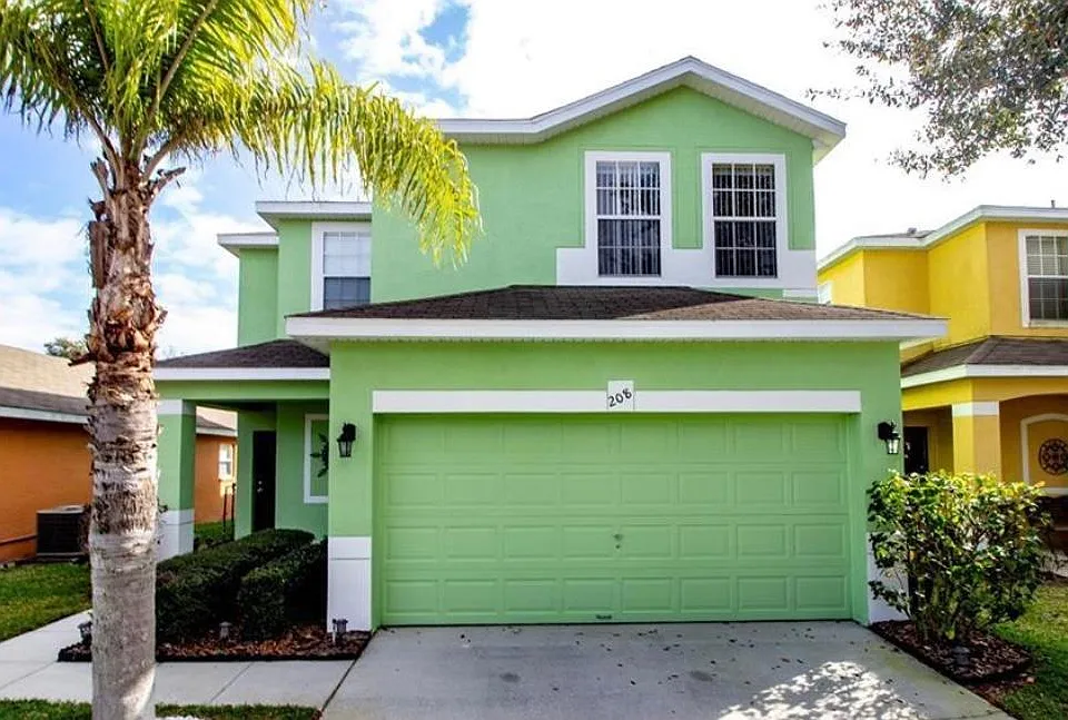 208 Hammock Ct
