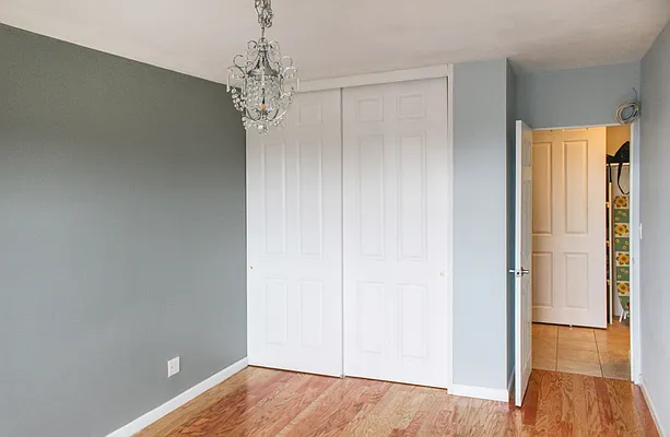 Sold by Thomas Lipovetsky, LREB | media 27