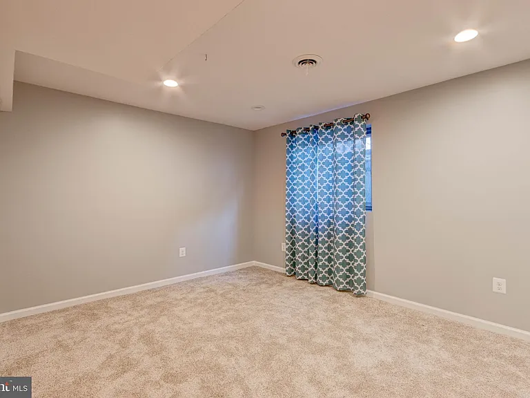 7925 Carriage Dr — Photo 30