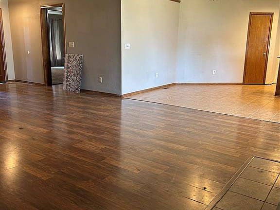 4th image of 1613 Whispering Creek Ct