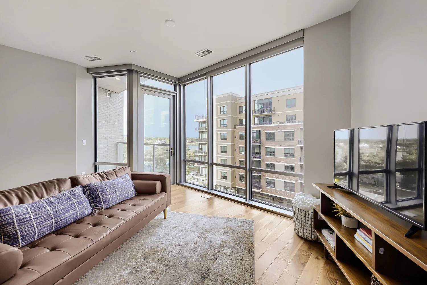 1 bed, 1049 sqft, $3,200 — Photo 1