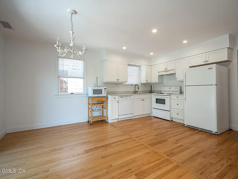 157 E Elm St #B — Photo 7
