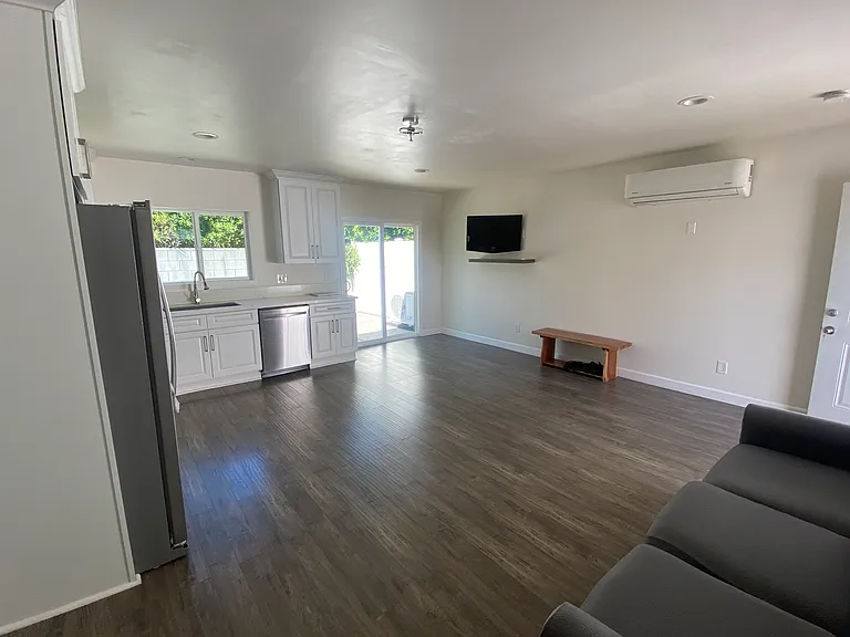 5345 Yolanda Ave — Photo 2