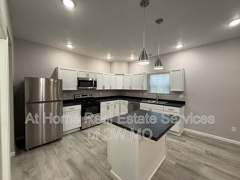 805 S Douglas Ave — Photo 4