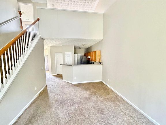 5th image of 20 Hampton Dr
