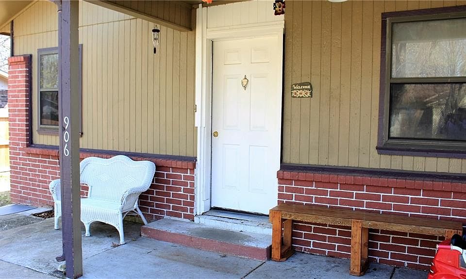 1st image of 906 SE 12th St