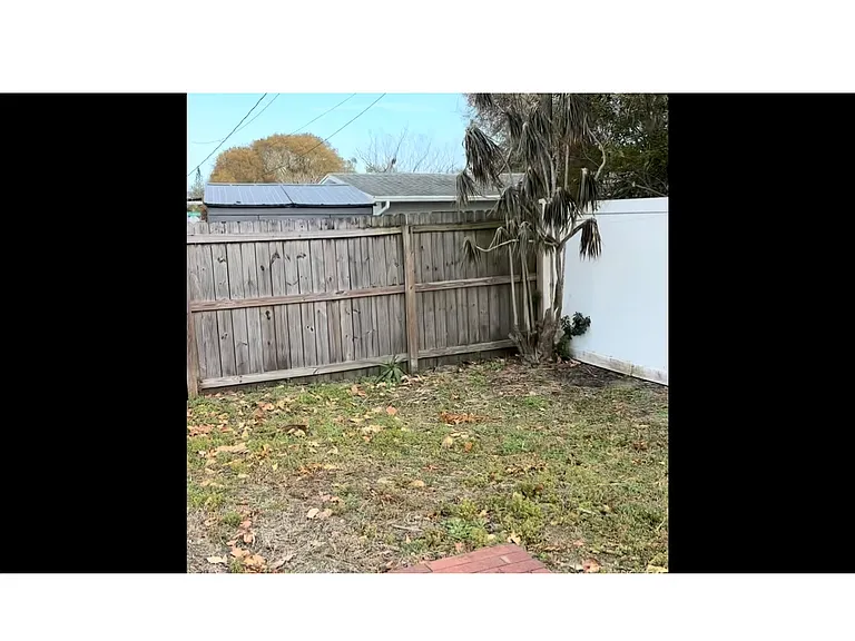 1909 Oakwood Dr — Photo 9