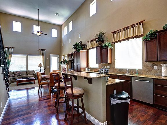 4th image of 1318 Surrey Downs Ln