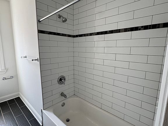 3rd image of 4209 N Leavitt St #3