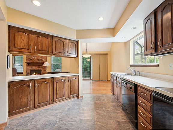 5th image of 2327 Eagles Glen Ct