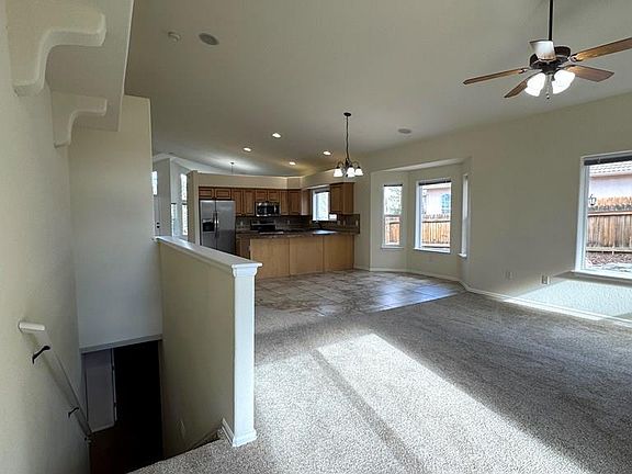 4th image of 956 Peachcrest Dr