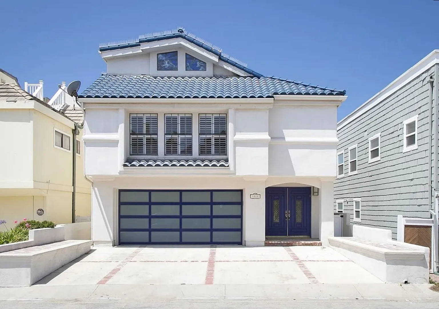 4025 Ocean Dr — Photo 1