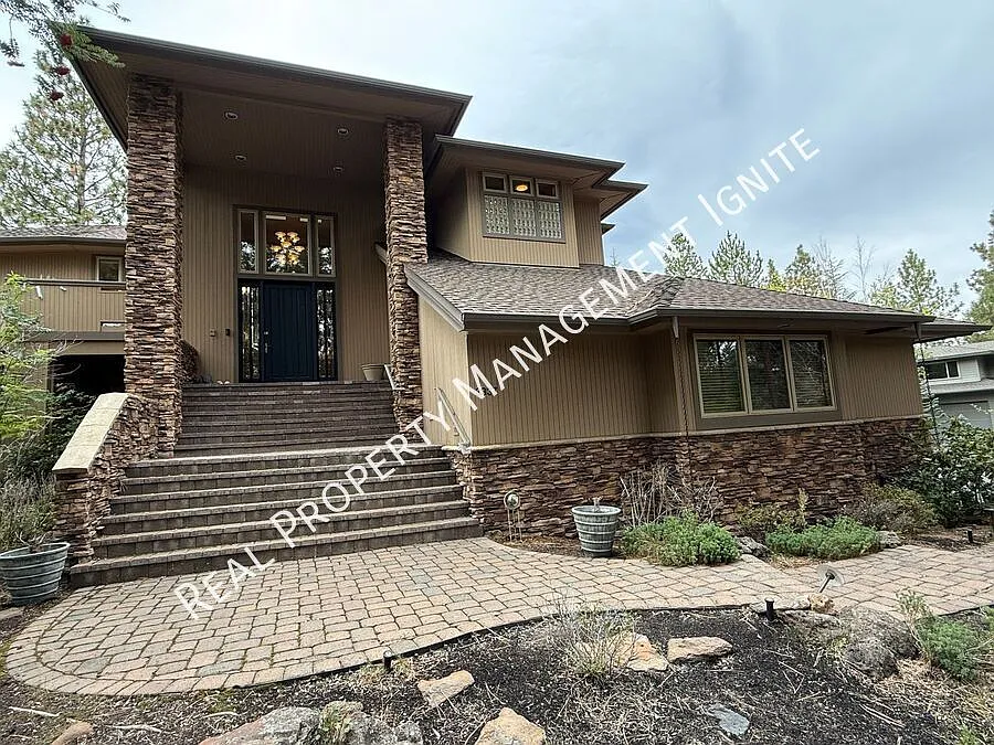 Beautiful Awbrey Glen Home with Golf Course Views — Photo 1