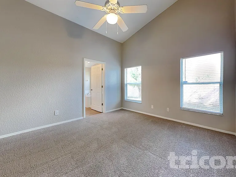 1124 Vinetree Dr — Photo 10