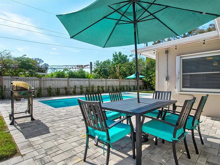 2572 Jefferson Cir — Photo 40