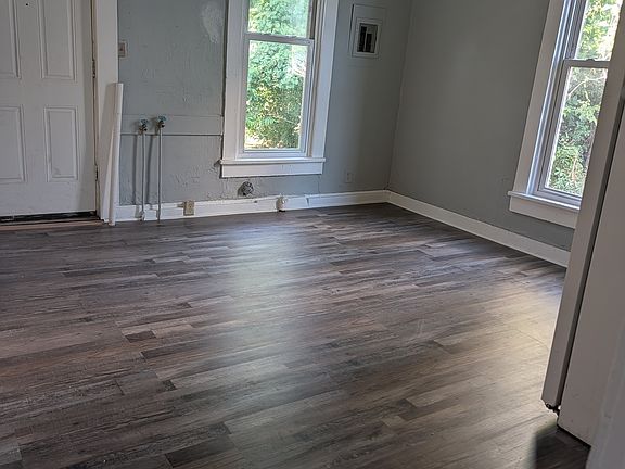 4th image of 1007 Oak St