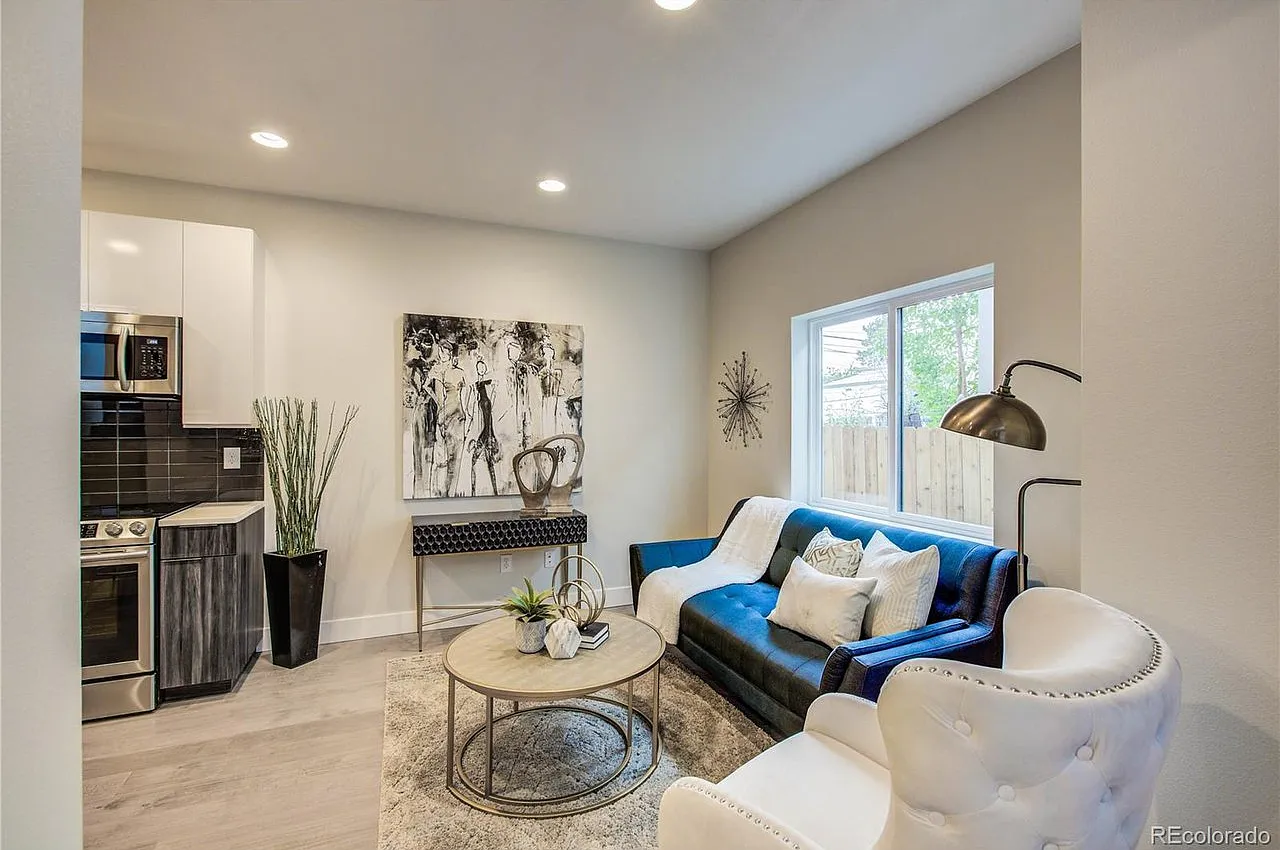 1 bed, 1.5 bath, 734 sqft, $1,895 — Photo 3