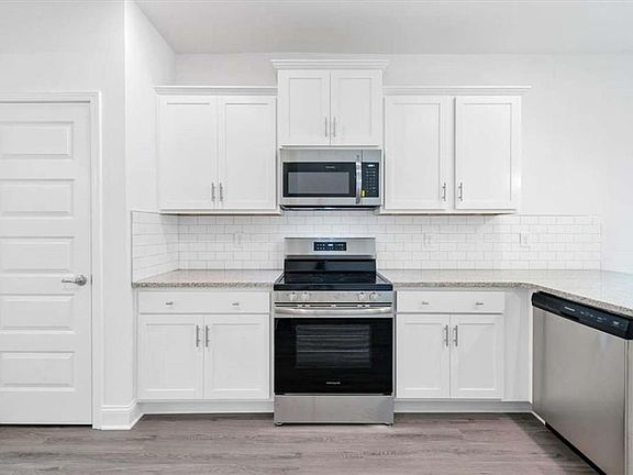 5th image of 317 Angela Ave