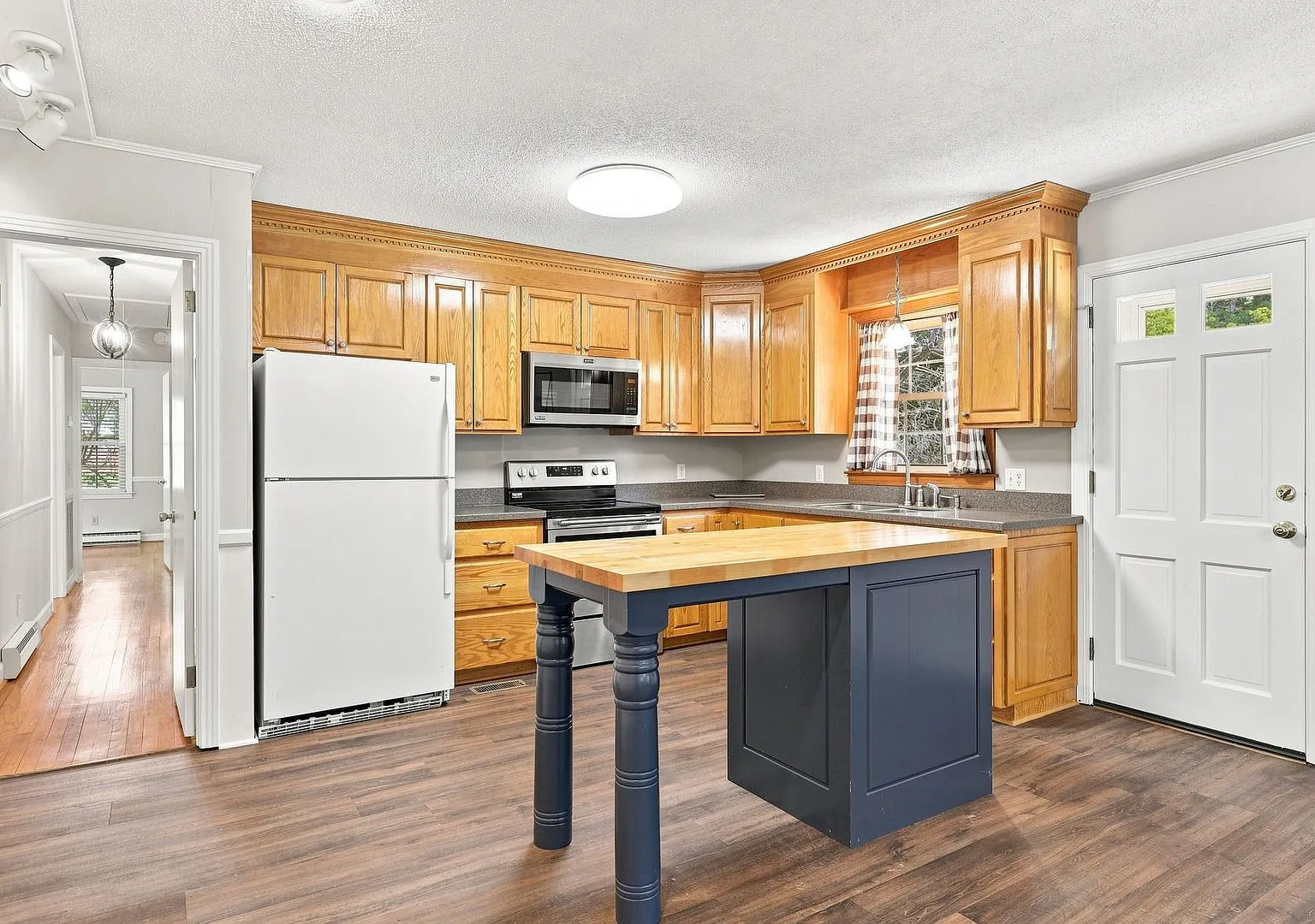 Charming Updated Dog Friendly Ranch in the Heart of Lillington — Photo 3