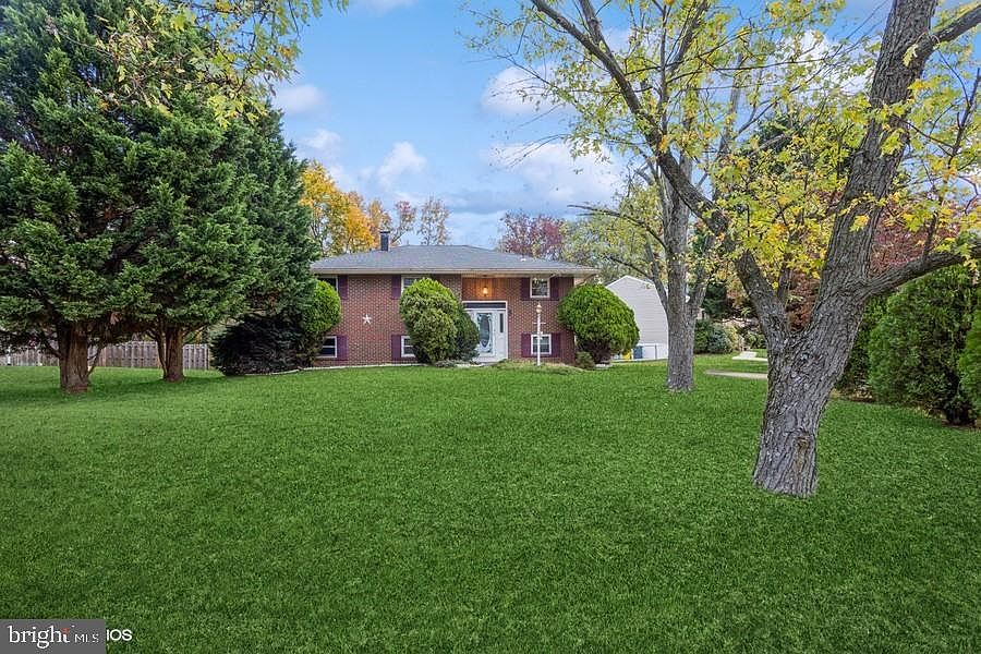 1st image of 228 Cross Creek Dr