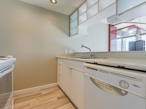 3rd image of 928 Beatty St #2803