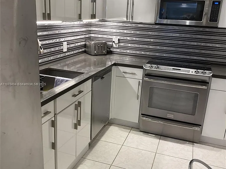 10185 Collins Ave #319 — Photo 9