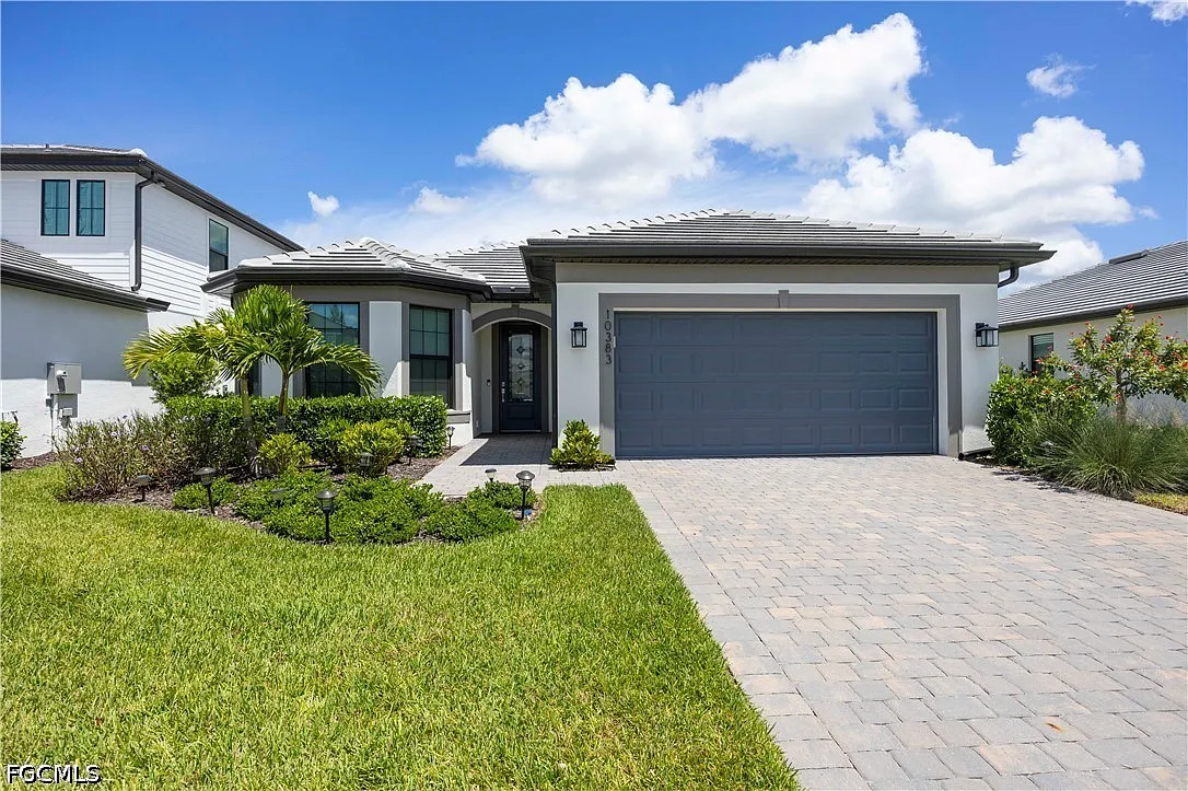 3 bed, 2.0 bath, 2218 sqft, $6,000 — Photo 2