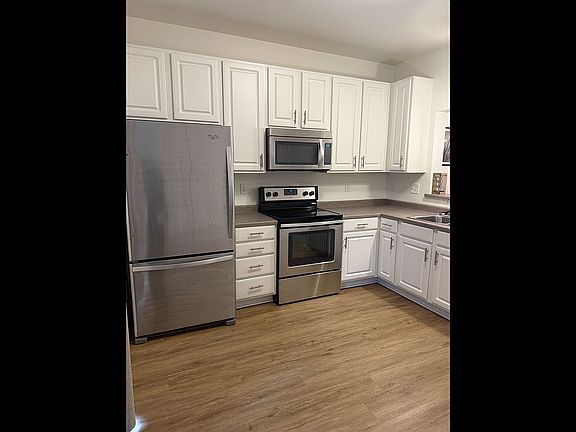 5th image of 604 Graythorn Ln #604