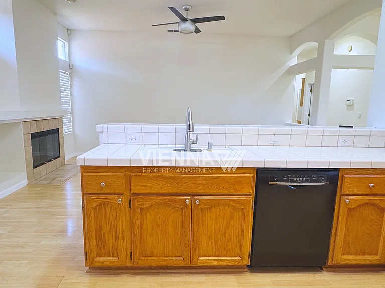 2736 Genesee Dr — Photo 10