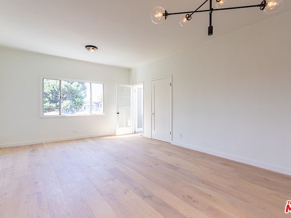 3rd image of 1222 N Hoover St #1/2