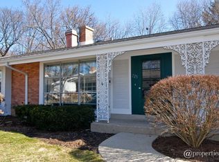 725 Carriage Hill Dr, Glenview, IL 60025