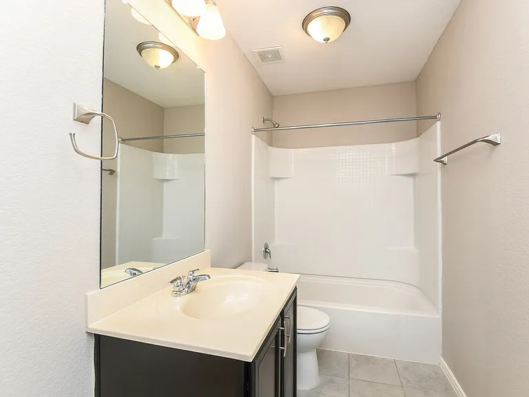 204 Bay St — Photo 15