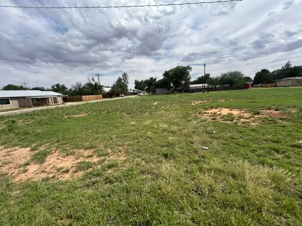 202-208 E Stanolind St, Sundown, TX 79372