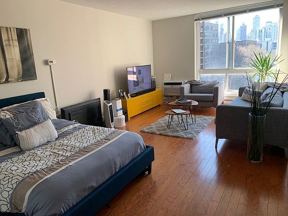 4th image of 546 Main St APT 905