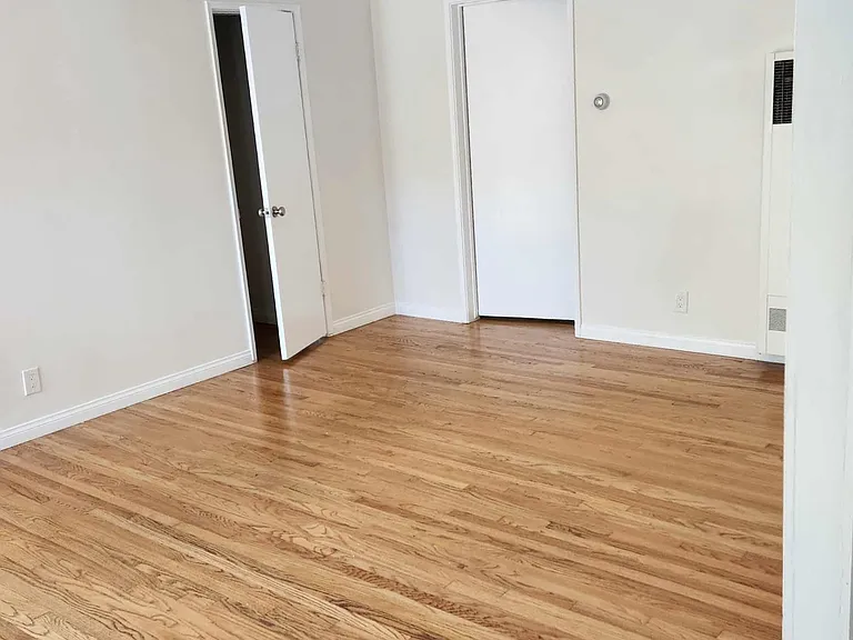 1261 E 1st St #7 — Photo 5
