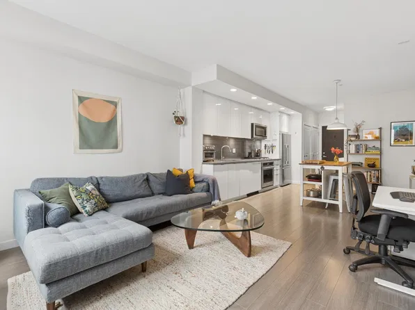 277 W 1st St #301, North Vancouver, BC V7M 1B4