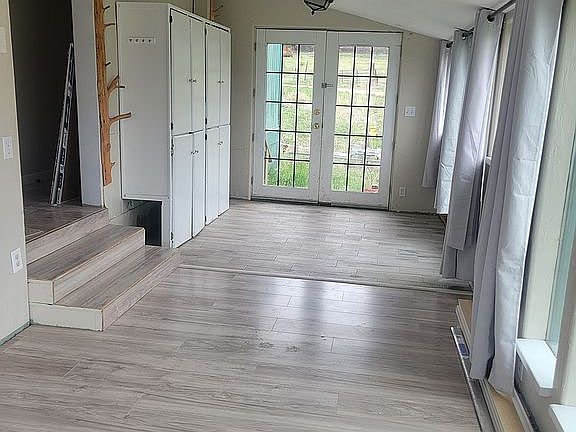 Entry Way (tiled 'mud room')