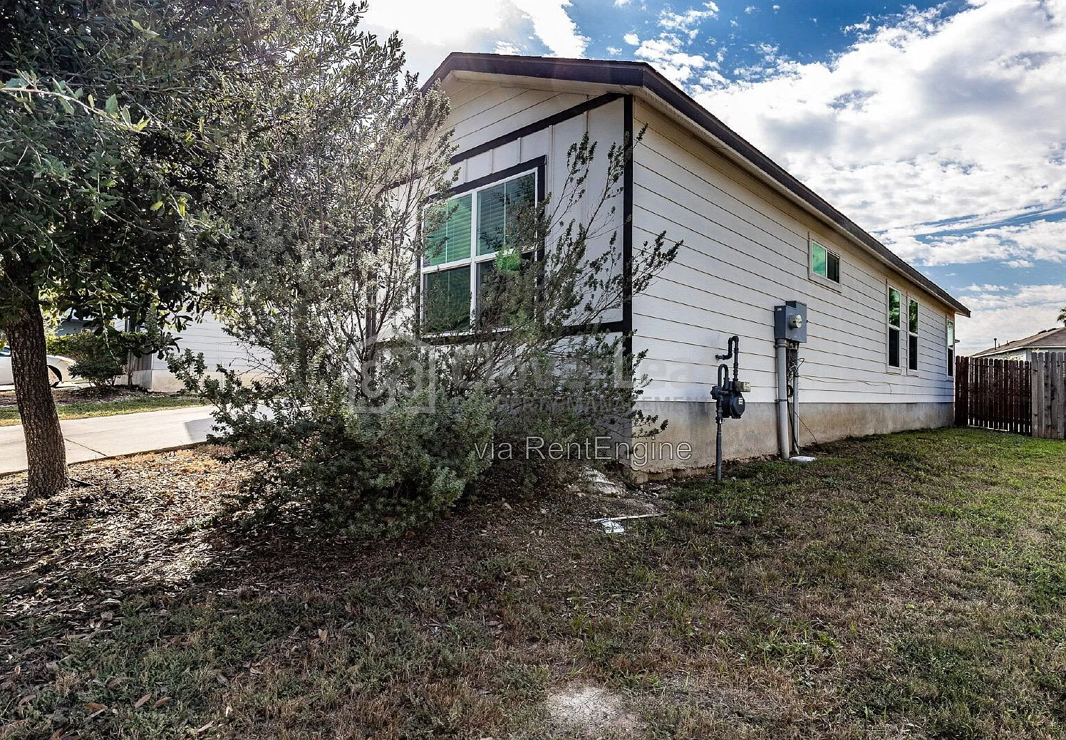 3 bed, 2.0 bath, 1310 sqft, $1,550 — Photo 3