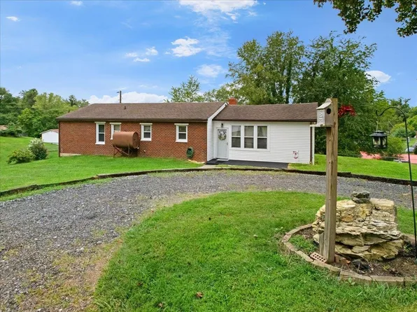 712 Orchard Rd, Pulaski, VA 24301
