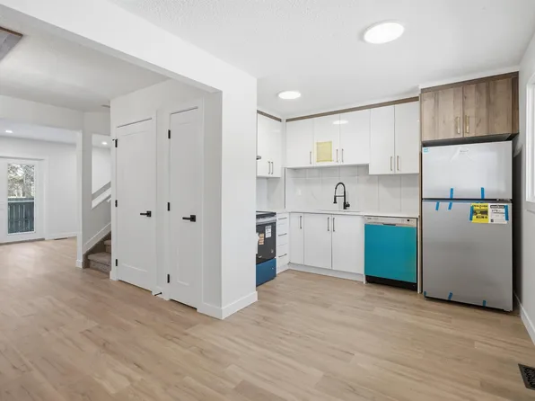 1706 37th St NW, Edmonton, AB T6L 2R7