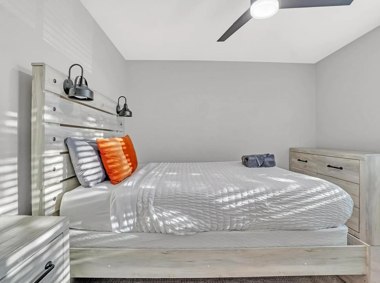 3 bed, 1.0 bath, 1200 sqft, $996 — Photo 1